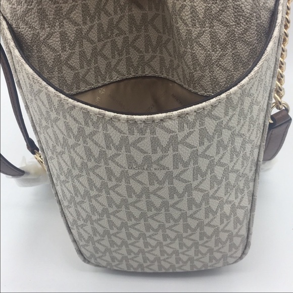 MICHAEL KORS LG CHAIN SHOULDER TOTE VANILLA
NWT - Picture 7 of 16